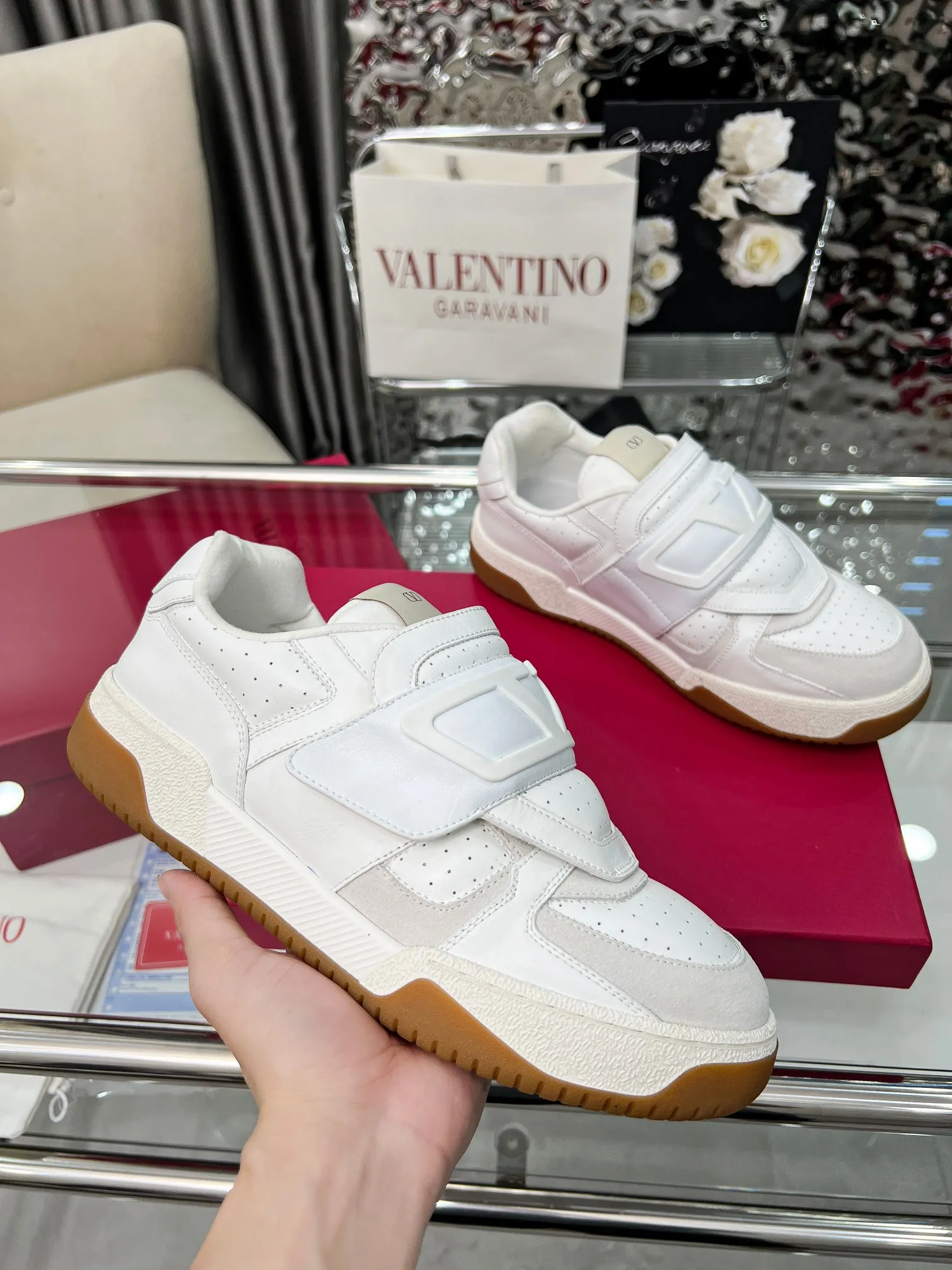 [Valentino] P: 680💰 Couple style, size: women 35-40▪️men 39-44 (customized at 45.46) Valentino 𝑶𝒏𝒆𝑺𝒕𝒖𝒅 Couple sports bread shoe series Valentino 2025 new couple sports shoes are on sale. The original ZP purchase and disassembly. Repeated pattern making and modification. 1:1 restoration! Top luxury masterpiece Velcro design Soft and comfortable imported calfskin brings excellent and elegant texture and excellent foot comfort Top purchasing version upper: imported calfskin surface/original oil edge craftsmanship Lining: water-dyed sheepskin lining Outsole: original development 𝐓𝐏𝐔 two-color combination outsole Packaging: original configuration complete package